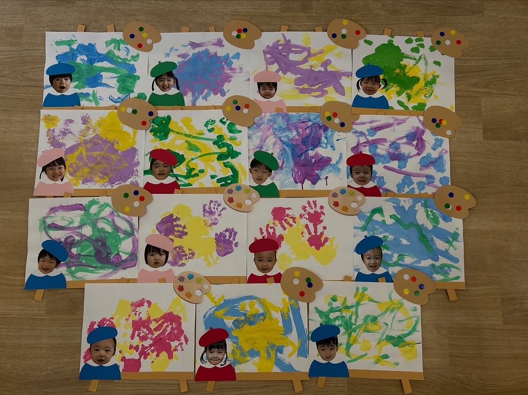 . 10月の壁面製作は「画家‍」です。 0歳児さん ▷力いっぱい手形でスタンプしました！ 1歳児…